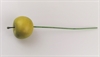 Et stk. dekorations æble på pind. Æble ca. Ø  4,5 cm. Fine i dekorationer m.m.