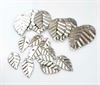 Sølvfarvede metal dekorations blade. I to størrelser. Ca. 5 cm og 3,5 cm. Ca. 20 stk.