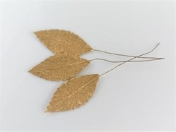3 stk. mat guld dekorations blade på tråd. Længde uden tråd ca. L. 8 cm.